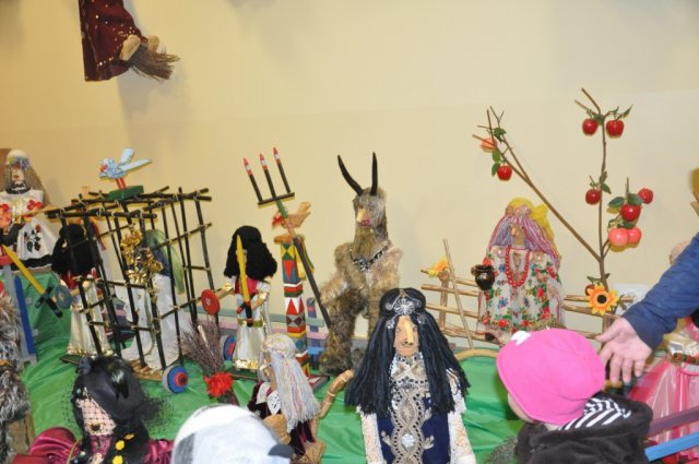 Dzieci na wystawie czarownic w CKiSZ